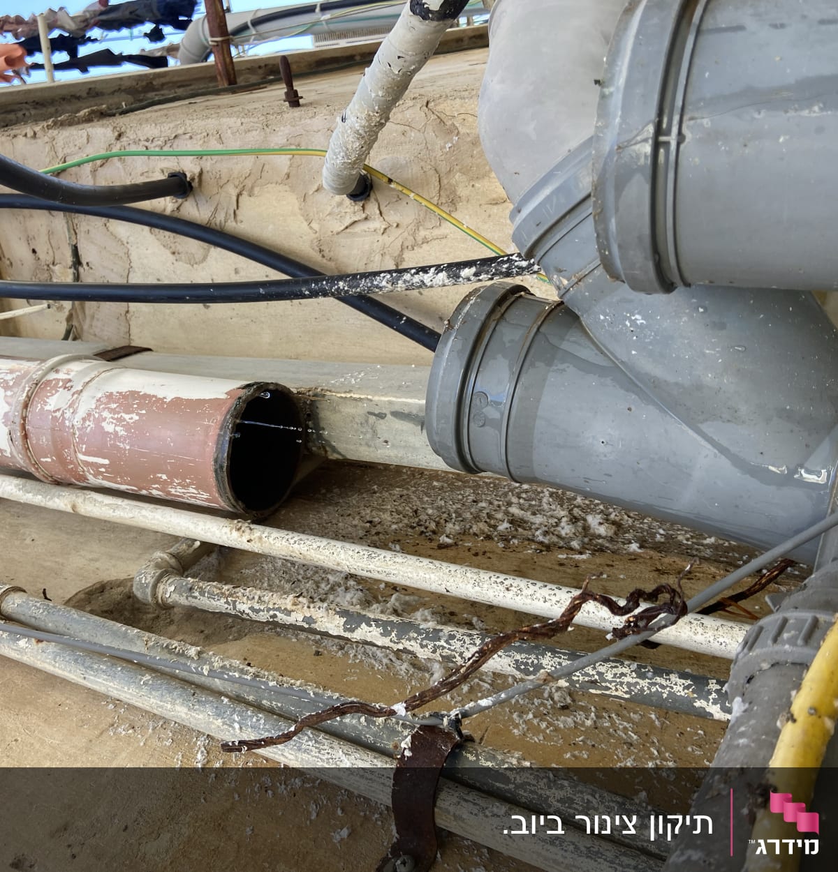 צינורות פלסטיק וברזל עם חיבורים ותיקונים